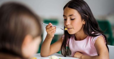 niña en la hora de comer en el ambiente montessori