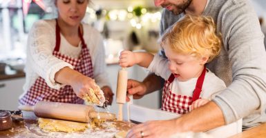 familia realizando actividades con su hijo en casa, como recomienda la pedagogía Montessori