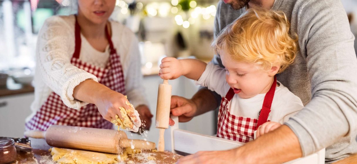 familia realizando actividades con su hijo en casa, como recomienda la pedagogía Montessori