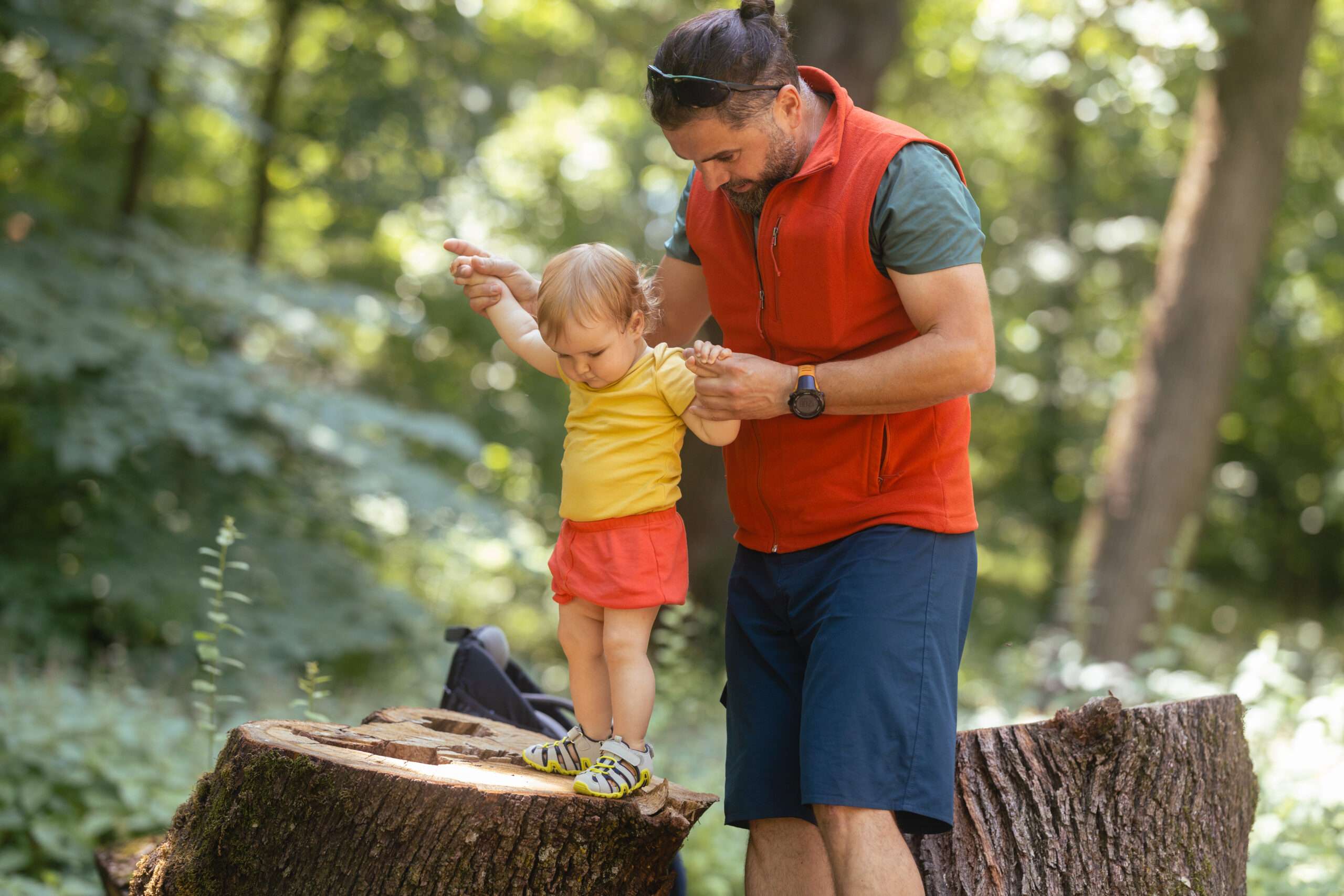 Padre con su hijo en la naturaleza