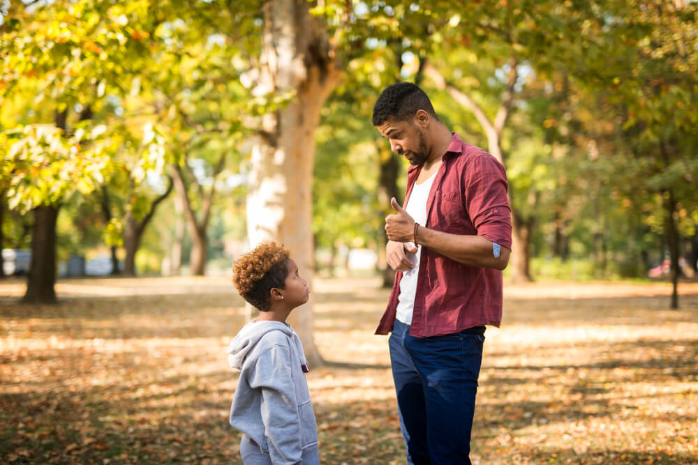 padre educando a su hijo sin castigos ni premios