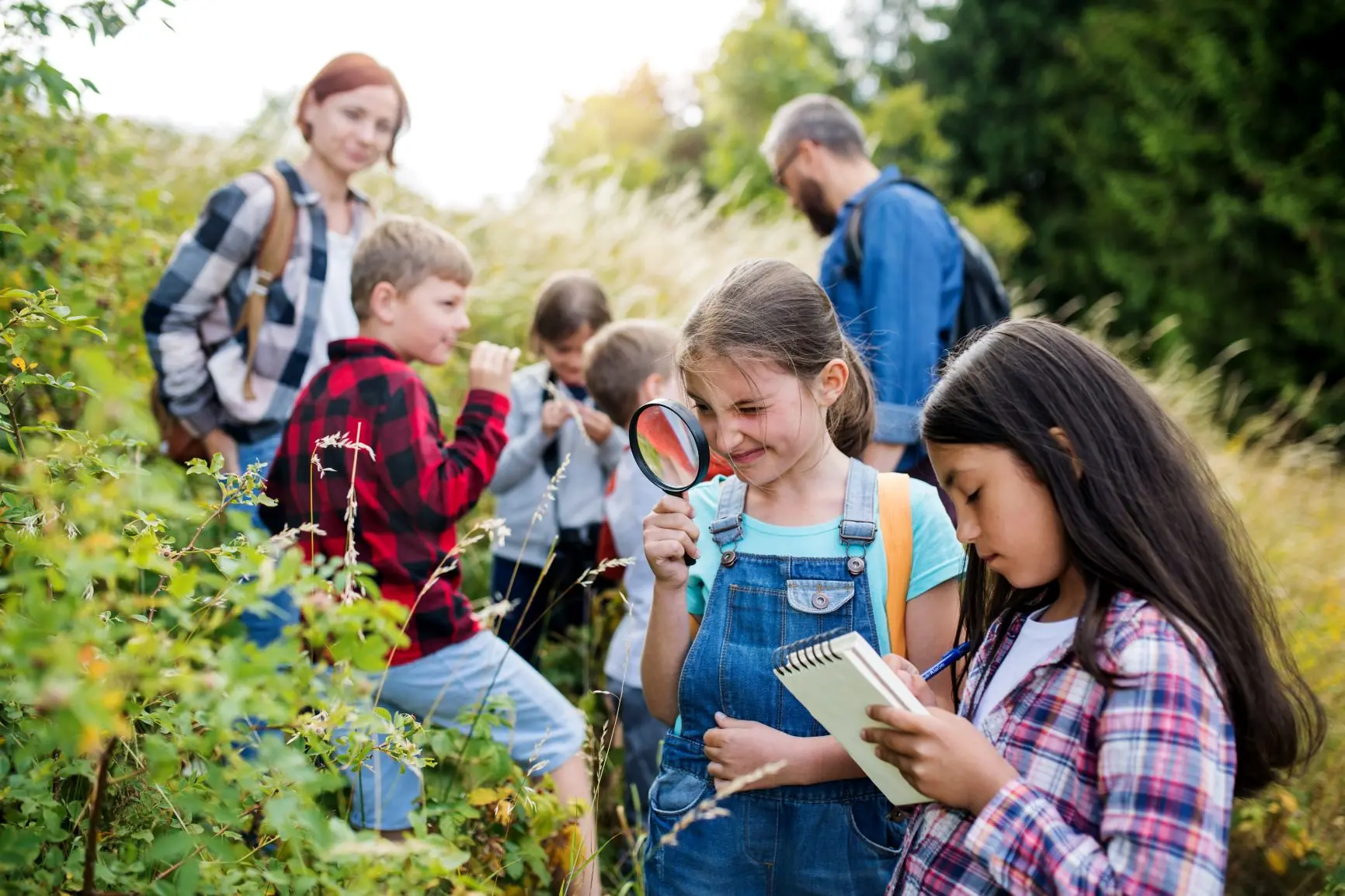 grupo de alumnos de una escuela Montessori en una salida a la naturaleza
