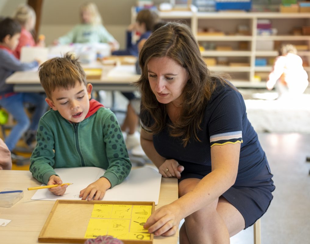 guia montessori apoyando a niño en su proceso de aprendizaje
