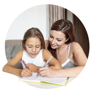 madre ayudando en los deberes