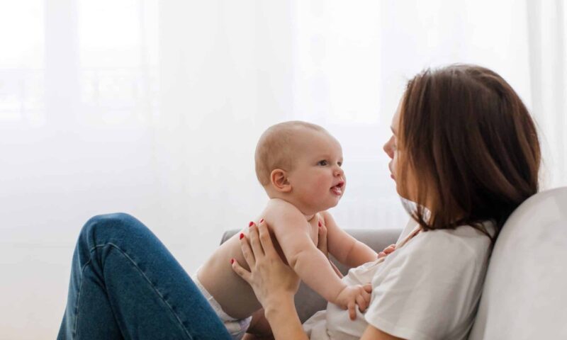Madre hablando con su bebe