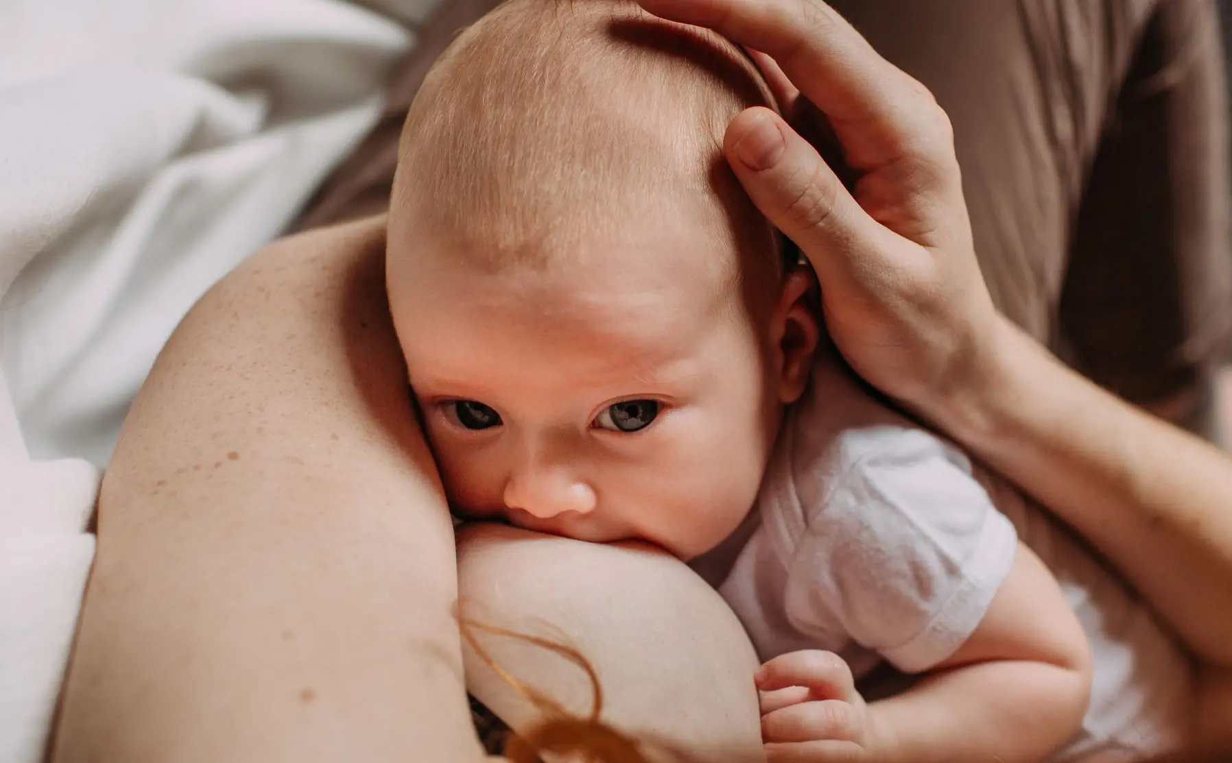 madre teniendo contacto piel con piel con su bebé
