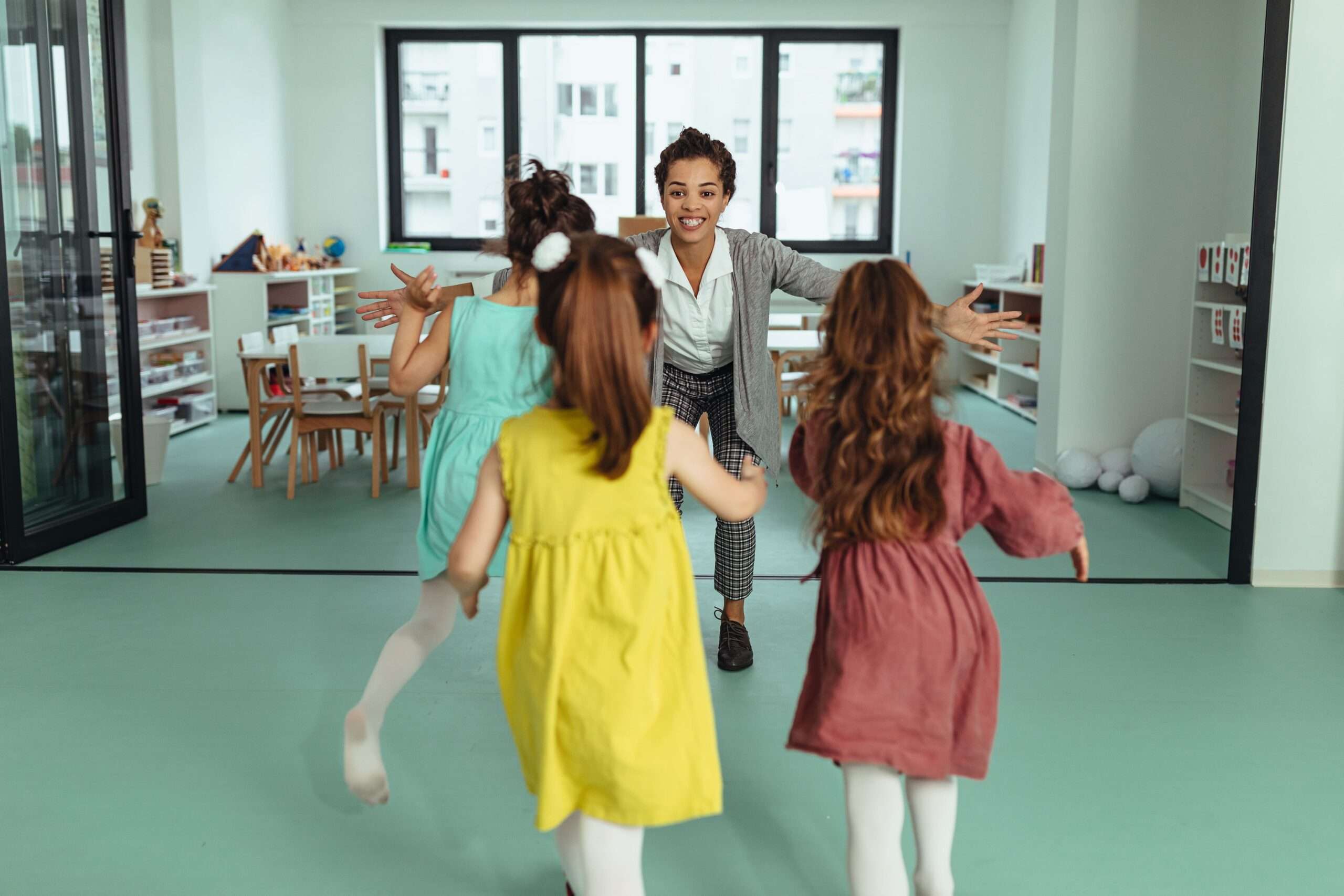maestro en una escuela montessori