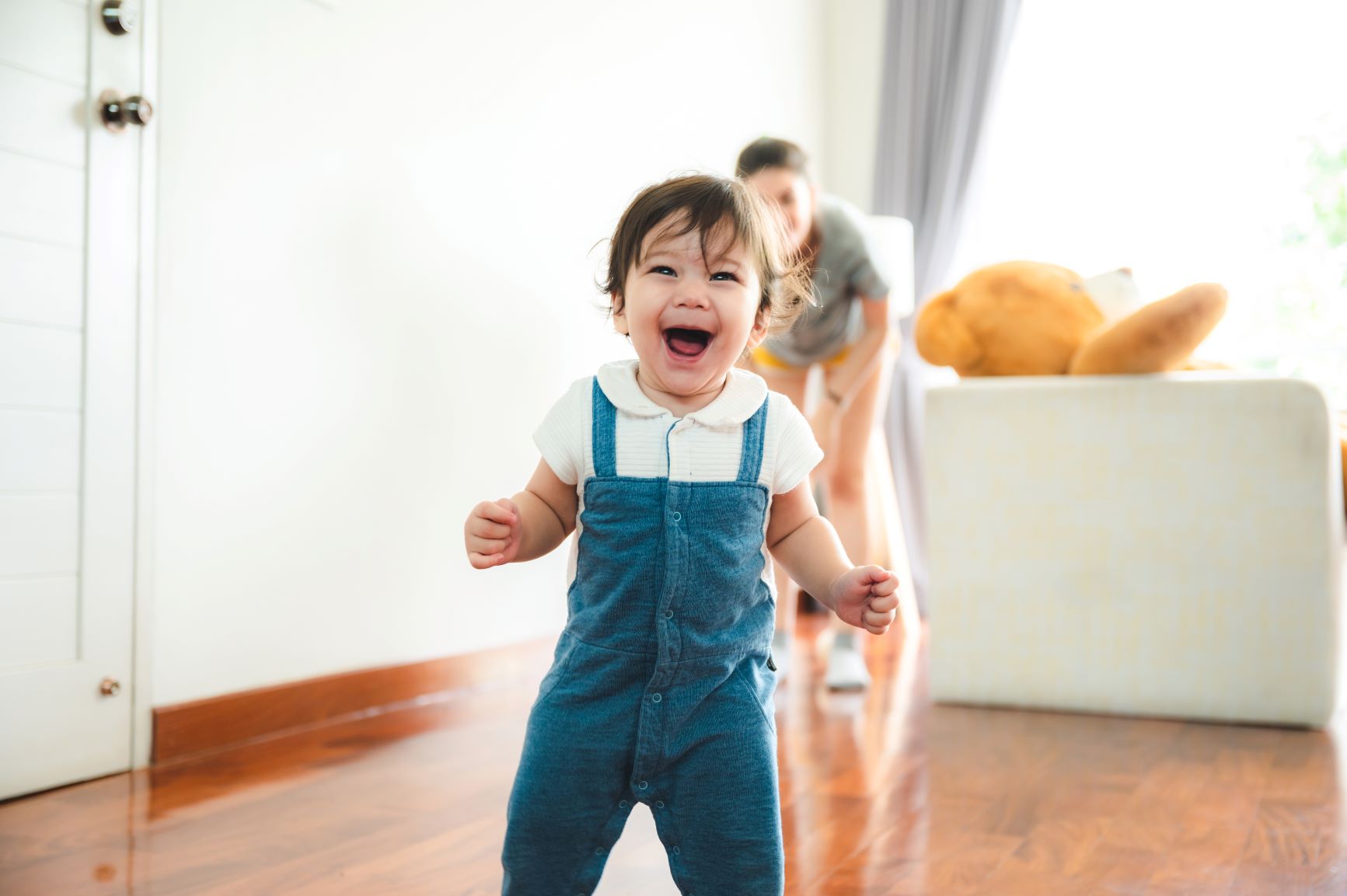 niña dando los primeros pasos de forma autónoma