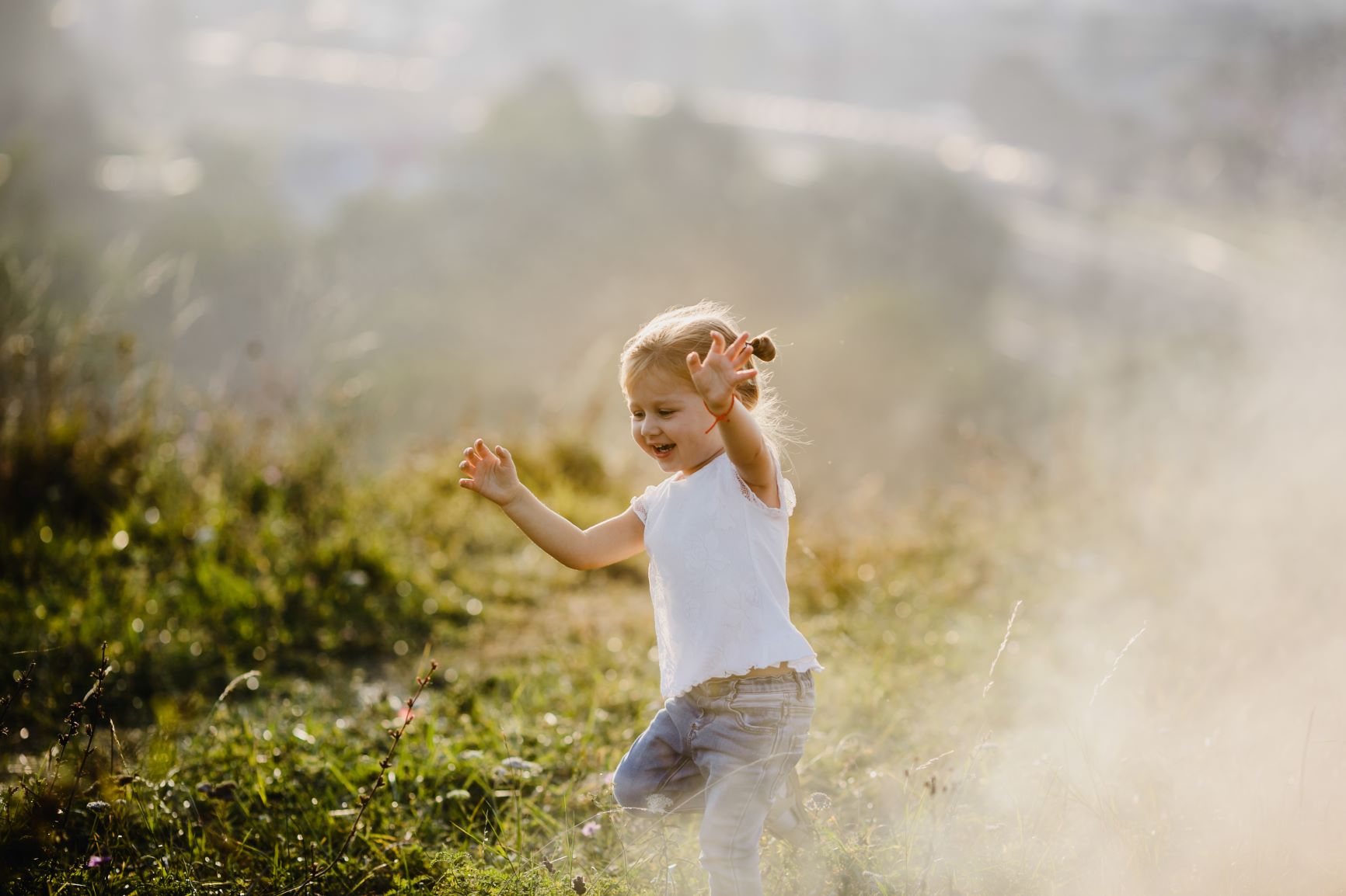 niña pequeña con imaginación jugando en el campo