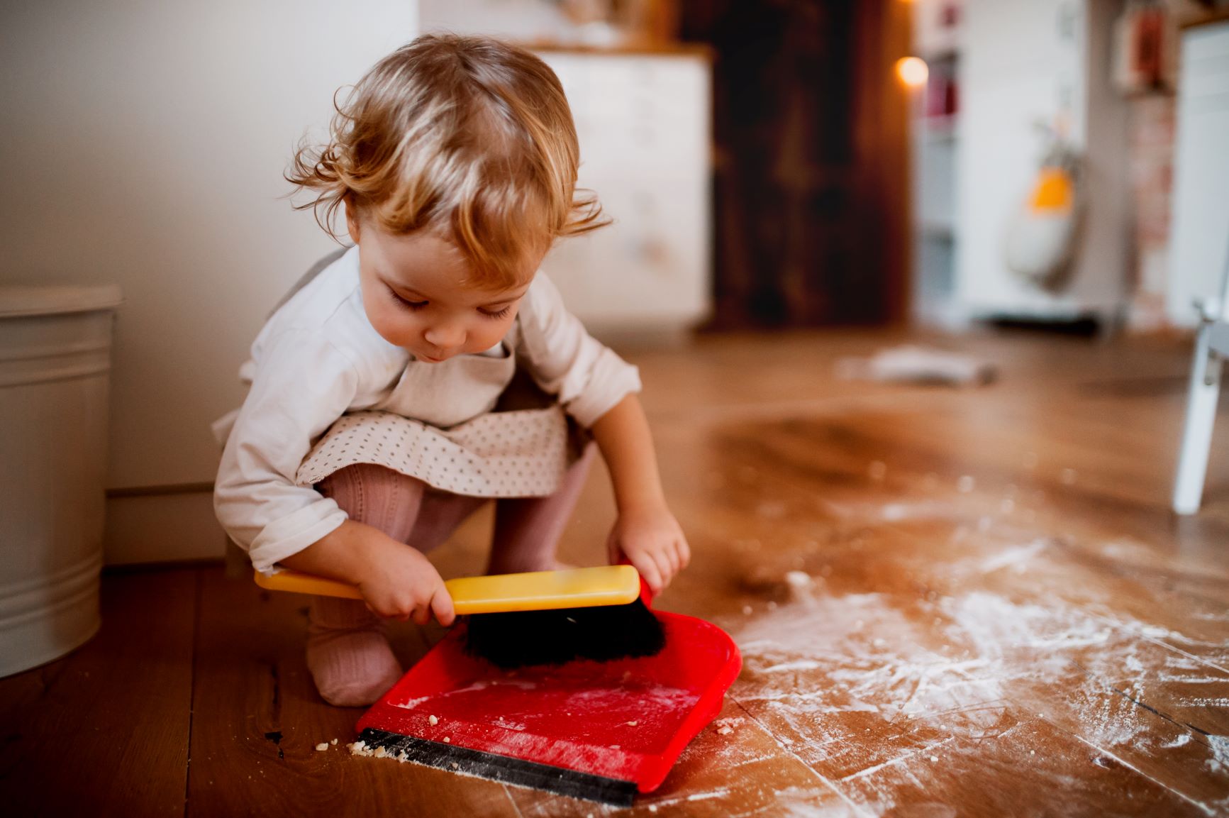 niña trabajando la coordinación de la mano como preparación para la escritura