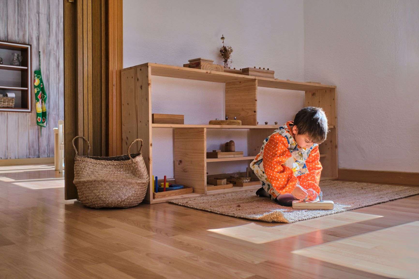 niño alcanzado concentracion con material montessori