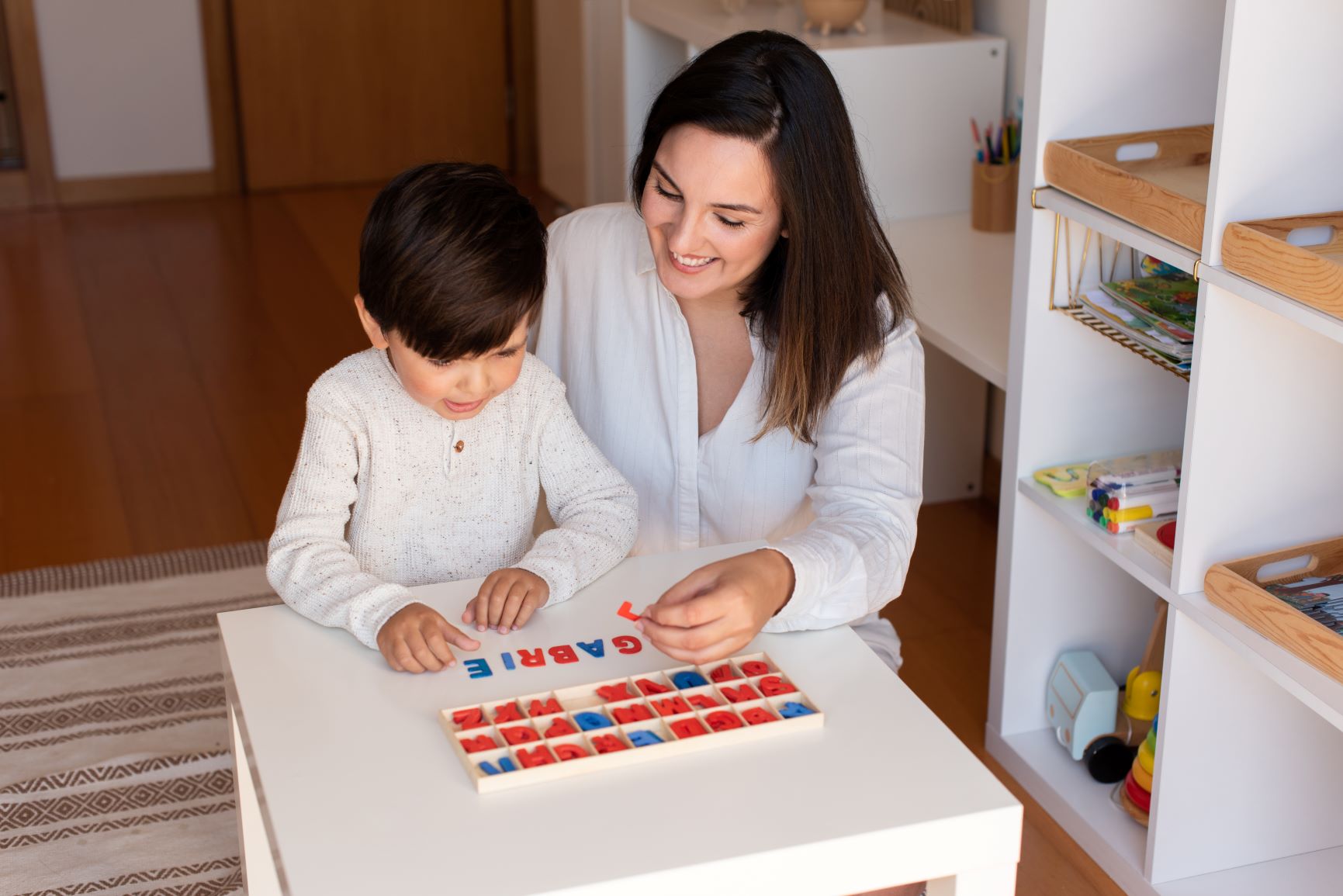niño aprendiendo a escribir y leer con el alfabeto móvil montessori