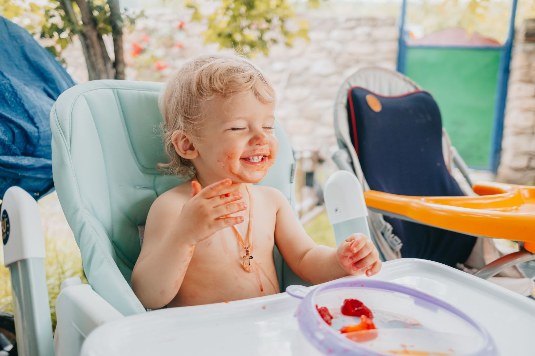 niño comenzando una alimentación complementaria con el método baby led weaving