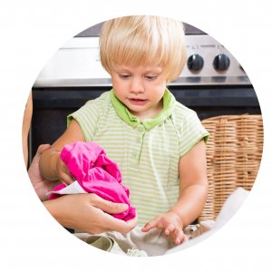 niño en casa limpiando