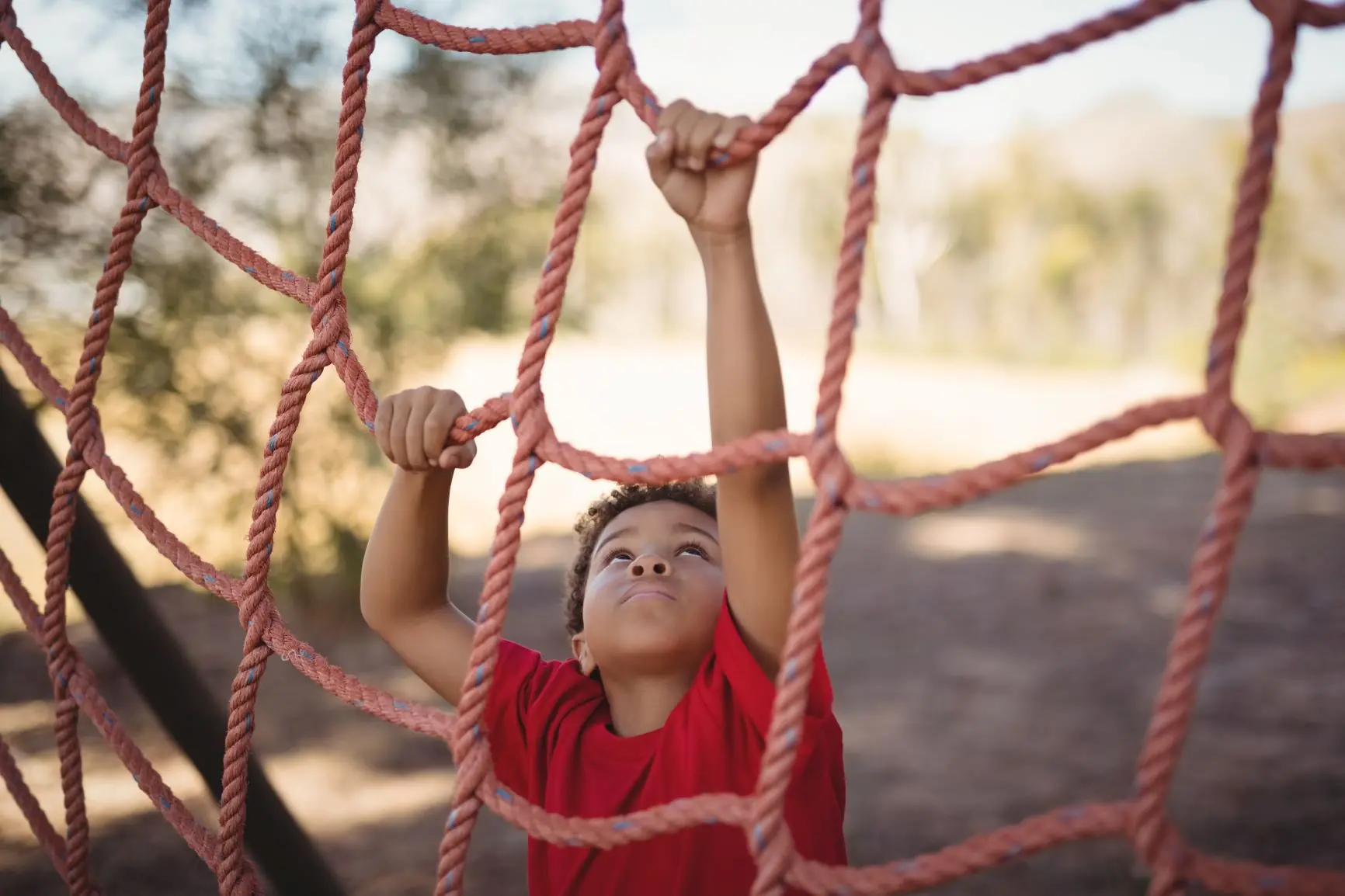 niño en el parque mostrando la tendecia humana del movimiento