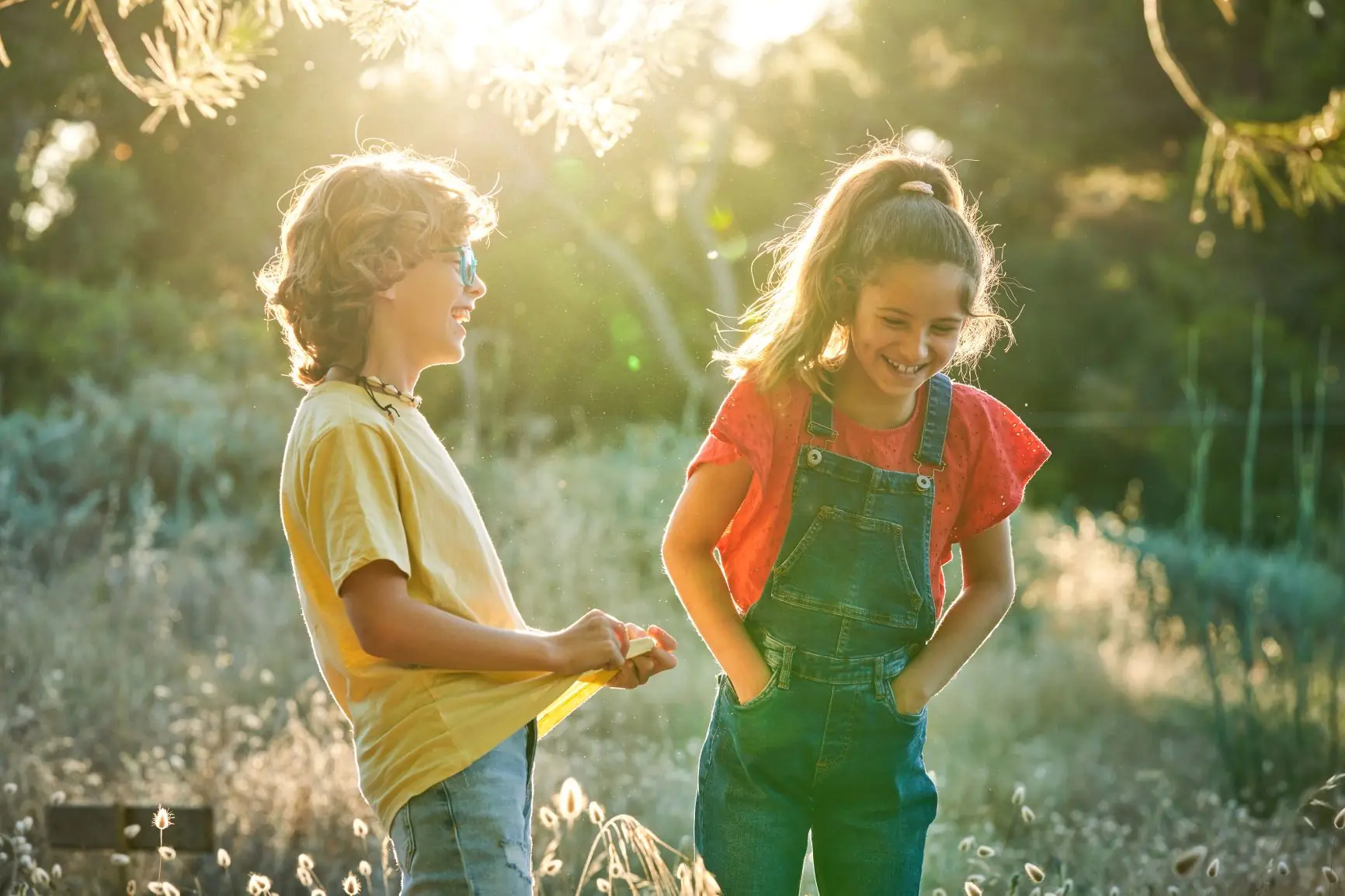 niños hablando y riendo en la naturaleza