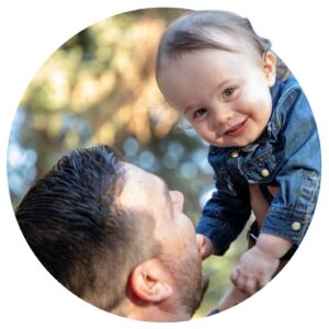 niño adulto outside 